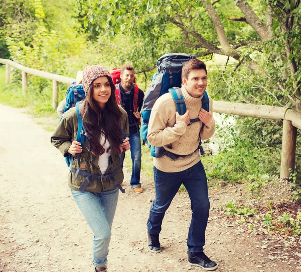 Hiking sırt çantaları ile gülümseyen arkadaş grubu — Stok fotoğraf