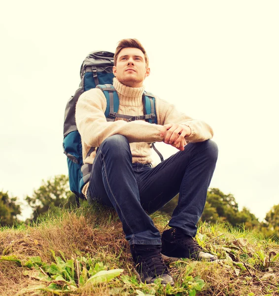 Man with backpack hiking — Stock Photo, Image