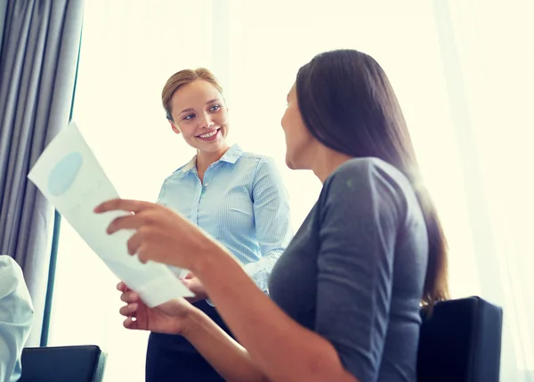 Lachende zakenvrouwen bijeenkomst in office — Stockfoto