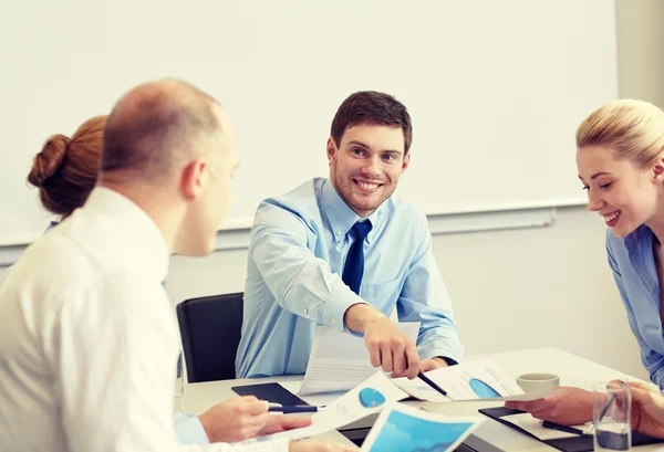 Affärsmän med papper i office — Stockfoto