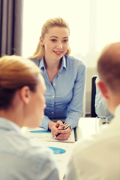 Mensen uit het bedrijfsleven met papieren bijeenkomst in office — Stockfoto