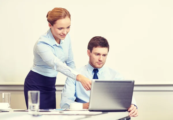 Zakenman en secretaris met laptop in office — Stockfoto