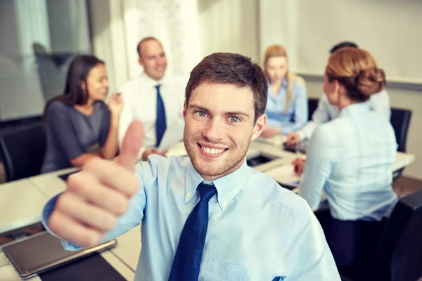 Grupo de empresários sorridentes reunidos no escritório — Fotografia de Stock