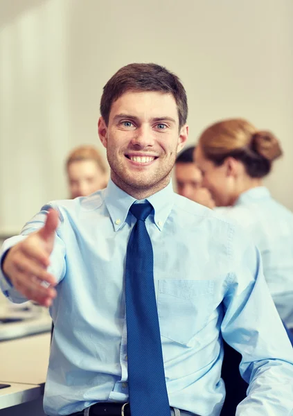 Gruppo di imprenditori sorridenti che si incontrano in ufficio — Foto Stock