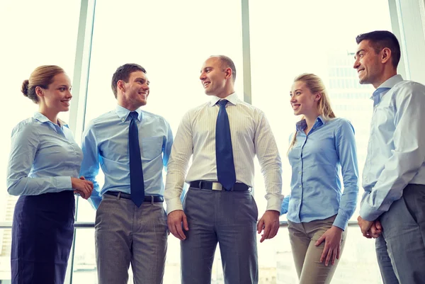 Sonrientes empresarios reunidos en la oficina — Foto de Stock