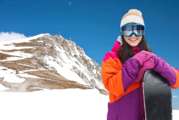 Glad ung kvinna med snowboard över bergen — Stockfoto