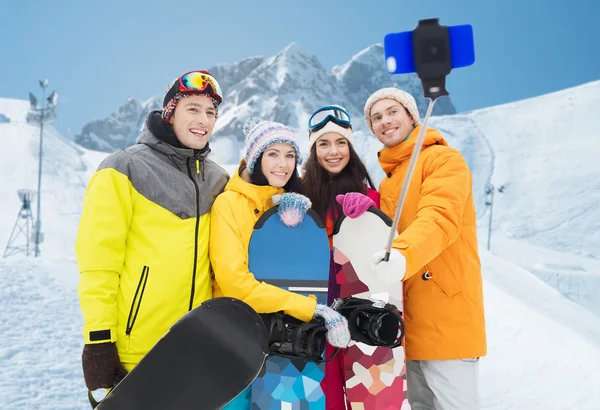 Amis heureux avec snowboards et smartphone — Photo