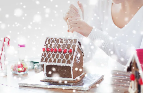 Nahaufnahme einer Frau, die zu Hause Lebkuchen backt — Stockfoto