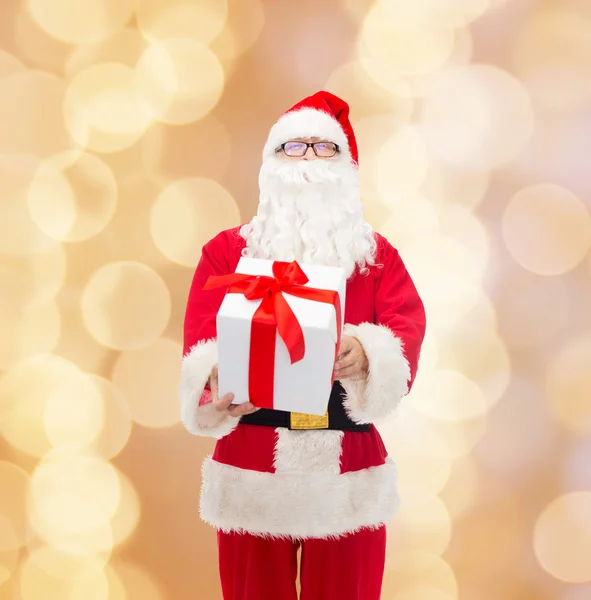 Man in costume of santa claus with gift box — Stock Photo, Image