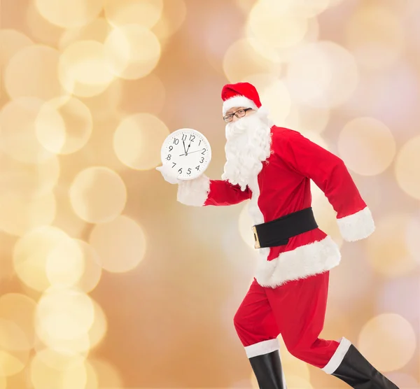 Hombre disfrazado de santa claus con reloj —  Fotos de Stock