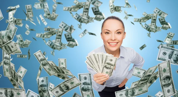 Femme d'affaires souriante avec argent comptant en dollars — Photo