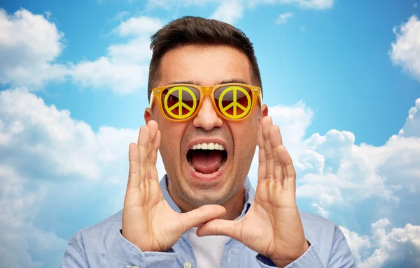 Gesicht eines schreienden Mannes mit grüner Peace-Sonnenbrille — Stockfoto