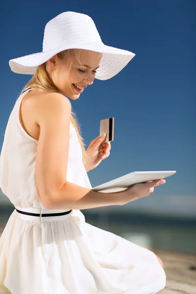 Kvinna i hatt gör online shopping utomhus — Stockfoto