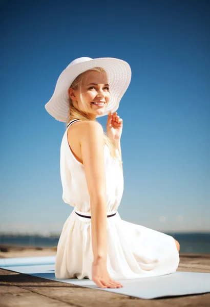 Mooie vrouw genieten zomer buiten — Stockfoto