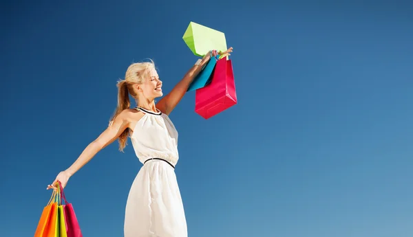 Donna con shopping bags — Foto Stock