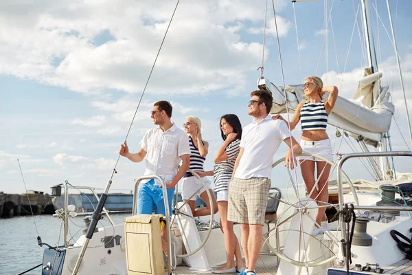 Smiling friends sailing on yacht — Stock Photo, Image