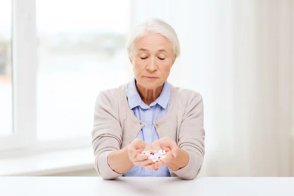 Donna anziana con medicina a casa — Foto Stock