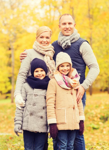 Szczęśliwa rodzina w jesiennym parku — Zdjęcie stockowe