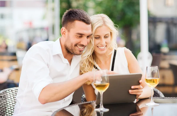 Šťastný pár s tablet pc v salonku restaurace — Stock fotografie