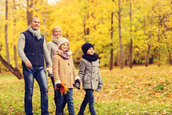 Sonbahar parkında mutlu bir aile — Stok fotoğraf