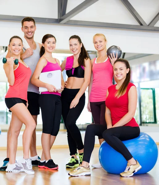 Grupp av leende människor i gymmet — Stockfoto