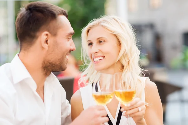 Ευτυχισμένο ζευγάρι τσούγκριζαν ποτήρια στο εστιατόριο lounge — Φωτογραφία Αρχείου