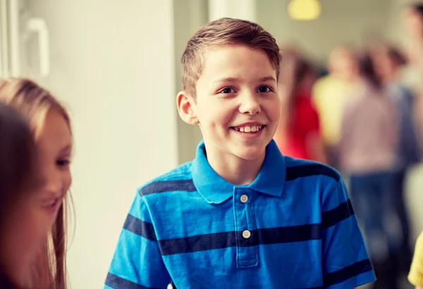 Group of smiling school kids in corridor — Stock Photo, Image