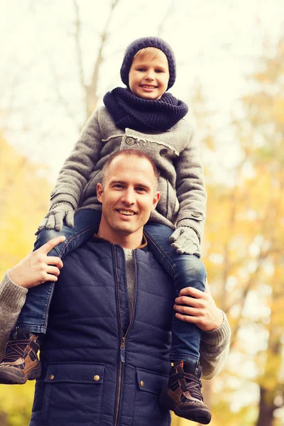 Famiglia felice divertirsi nel parco autunnale — Foto Stock