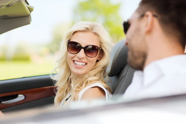 Zadowolony mężczyzna i kobieta jazdy w samochodzie cabriolet — Zdjęcie stockowe