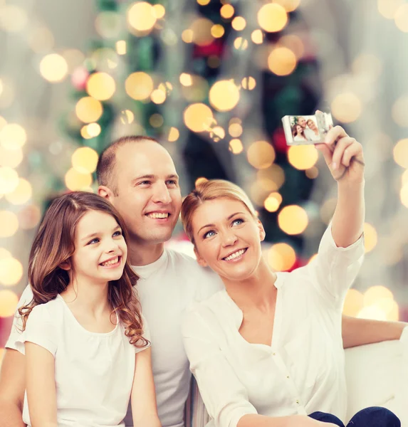 Família feliz com câmera em casa — Fotografia de Stock