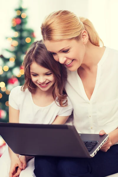 Sonriente madre y niña ordenador portátil — Foto de Stock