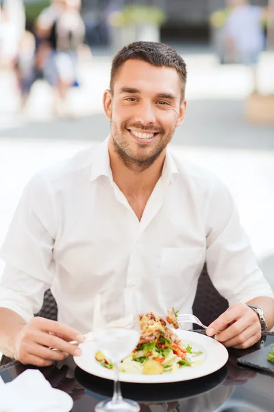 Gelukkig man eten Salade voor het avondeten in restaurant — Stockfoto