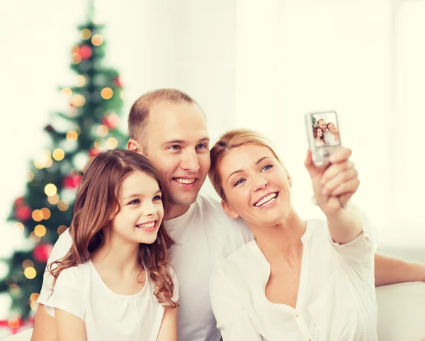 Famiglia felice con macchina fotografica a casa — Foto Stock