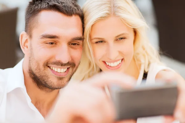 Lyckliga paret tar selfie med smartphone — Stockfoto