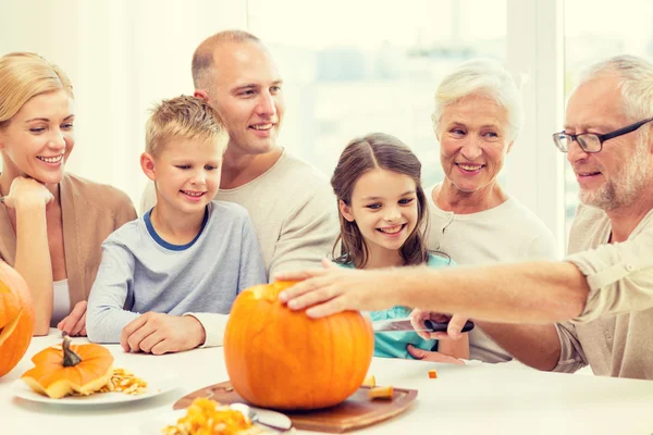 Glückliche Familie sitzt mit Kürbissen zu Hause — Stockfoto