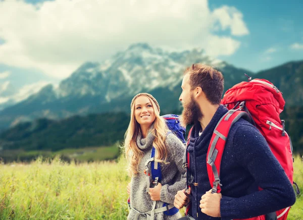 Lachende paar met rugzakken wandelen — Stockfoto