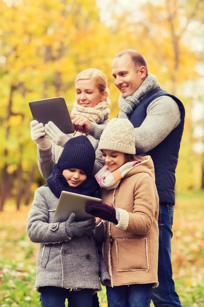 Famille heureuse avec tablette pc dans le parc d'automne — Photo