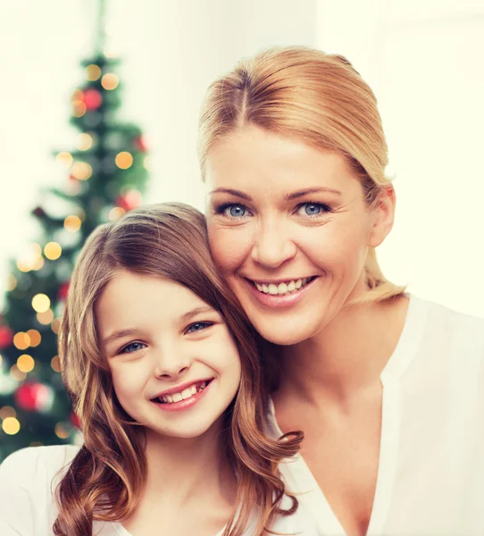웃 고 있는 어머니와 어린 소녀 — 스톡 사진