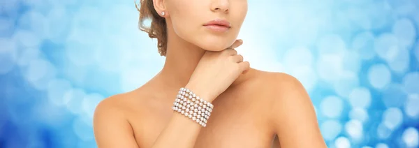 美丽的女人，与珍珠手链和耳环 — 图库照片