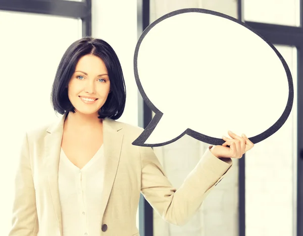 Empresária sorridente com bolha de texto em branco — Fotografia de Stock