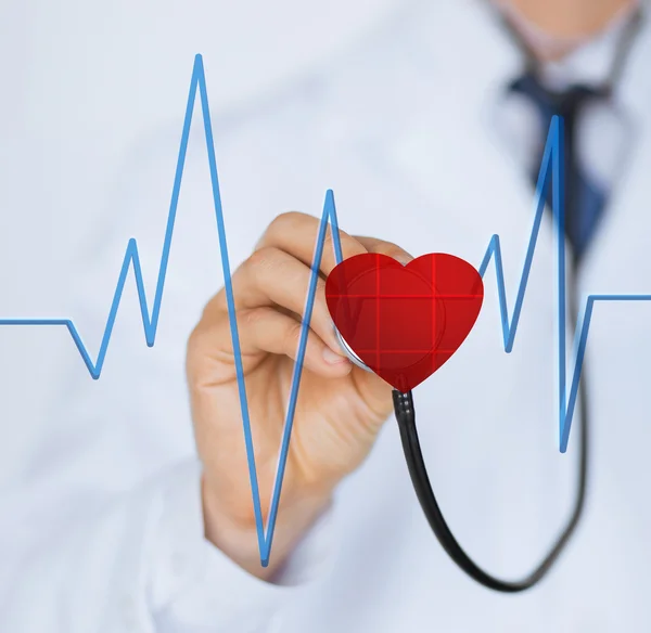 Arzt hört auf Herzschlag — Stockfoto