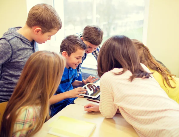 Groep van school kids met tablet pc in klas — Stockfoto