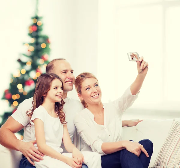 Famiglia felice con macchina fotografica a casa — Foto Stock