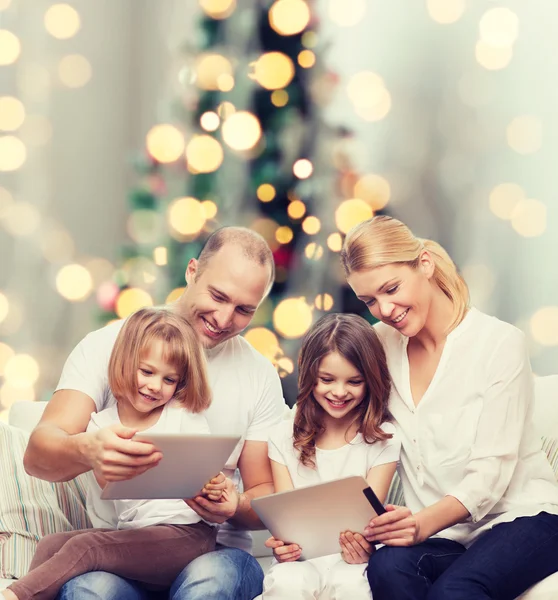 Famiglia felice con computer tablet pc — Foto Stock