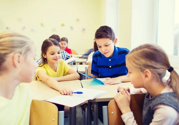 Groep van school-kids schrijven test in klas — Stockfoto