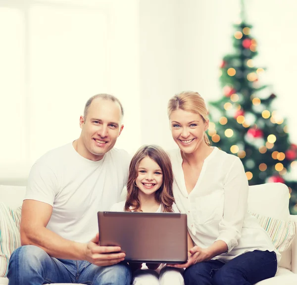 Familia feliz con ordenador portátil —  Fotos de Stock