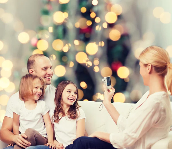 Glückliche Familie mit Kamera zu Hause — Stockfoto