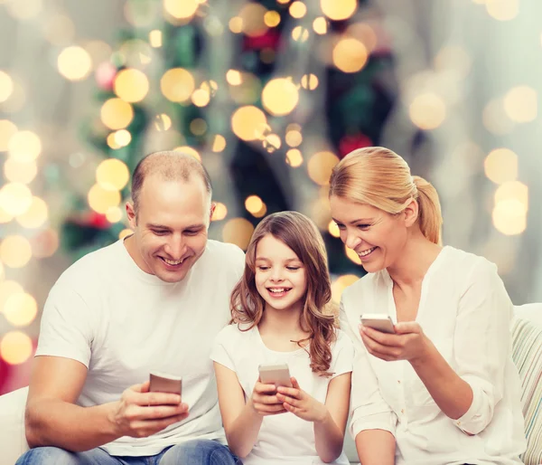 Happy family with smartphones — Stock Photo, Image