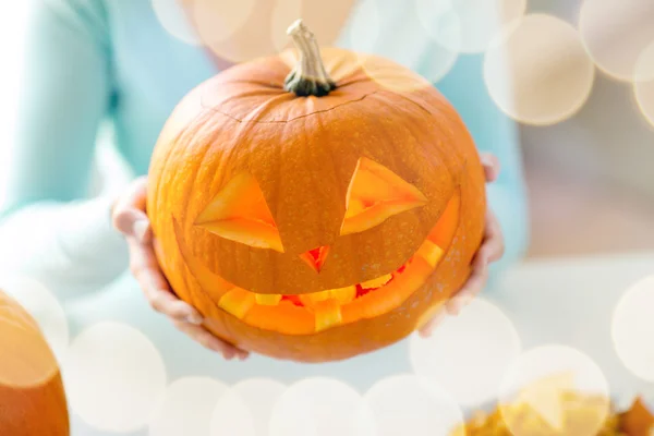 Close up of woman with pumpkins at home — Stock Photo, Image