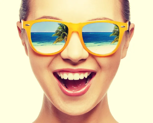 Amazed girl in shades — Stock Photo, Image